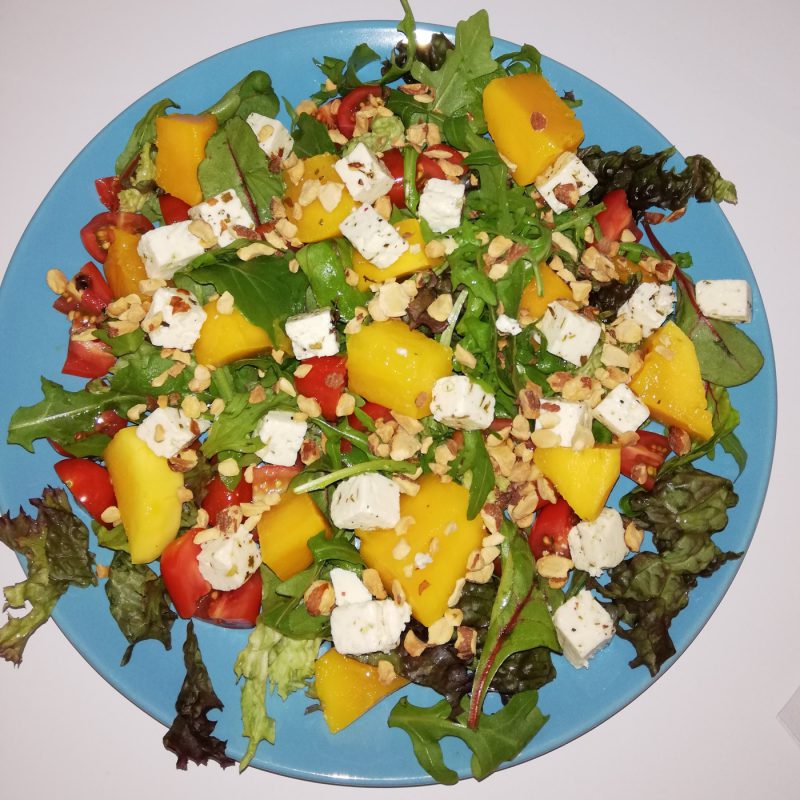 Salade met feta en mango