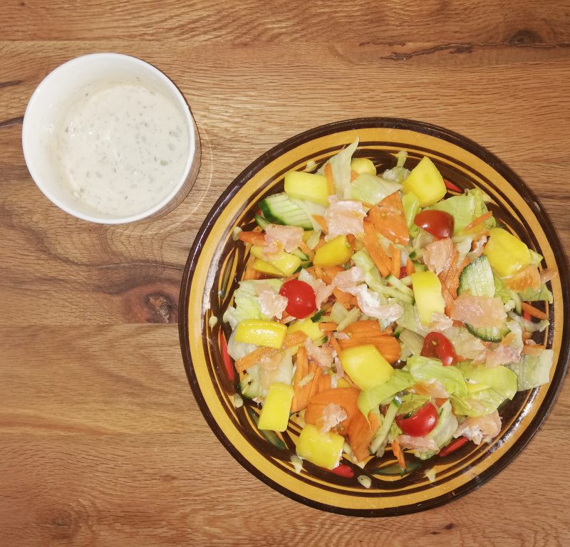 Salade met gerookte zalm, kruidenkaas en mango