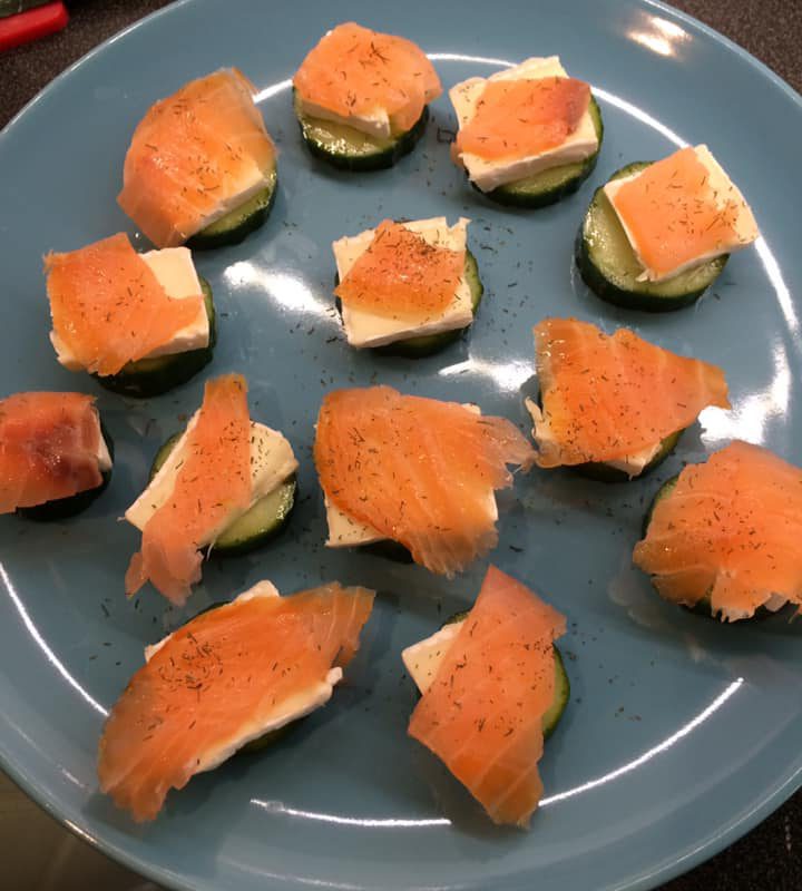 Komkommertoastjes met brie en gerookte zalm