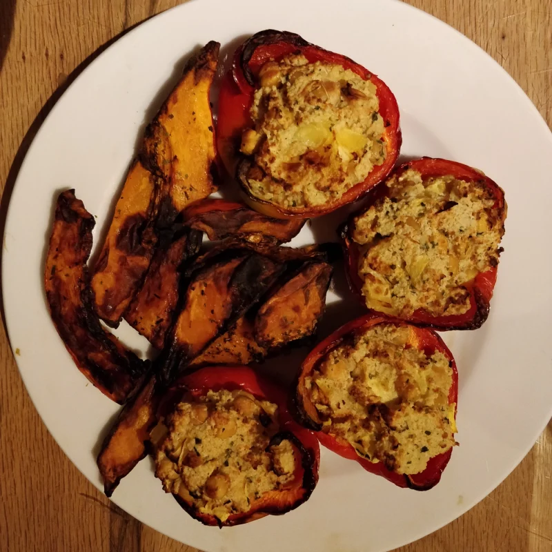 Gevulde paprika met volkoren couscous, kikkererwten en geitenkaas en pompoen uit de oven