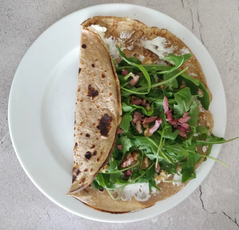 Hartige pannenkoek met geitenkaas, rucola, kalkoenspek en appel