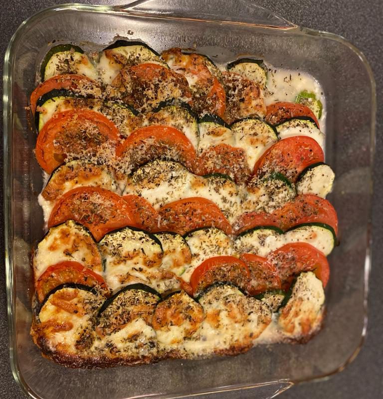 Ovenschotel met mozzarella, tomaat en courgette