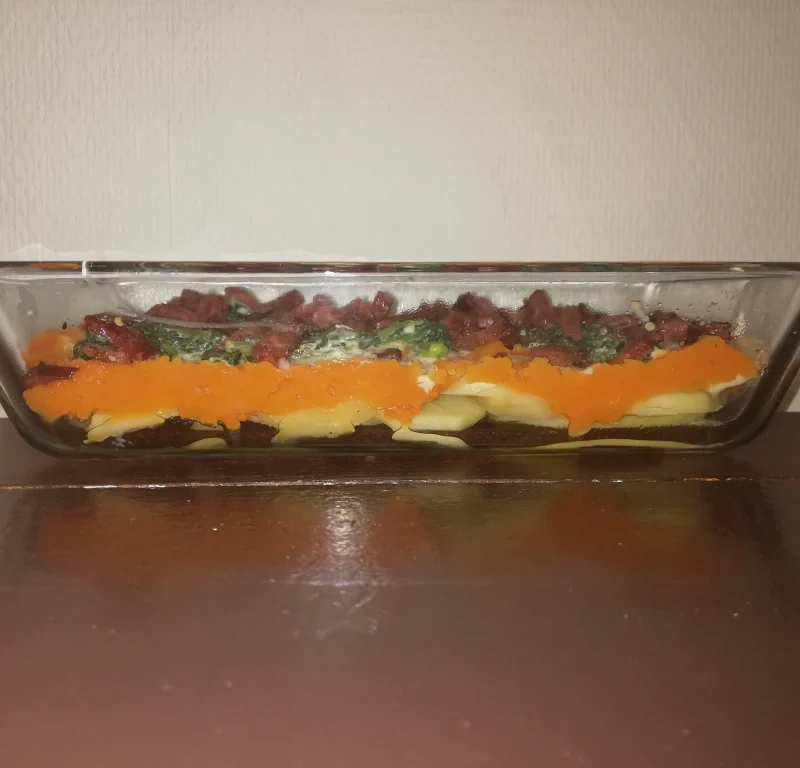 Ovenschotel met pompoen, spinazie, feta en kalkoenspek