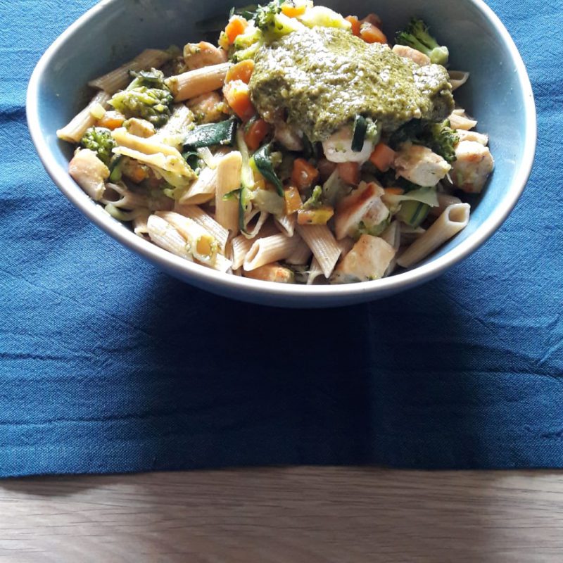 Penne met courgetti, wortel, kip en pesto