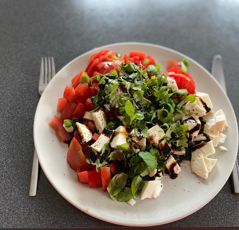 Salade met mozzarella en balsamico azijn