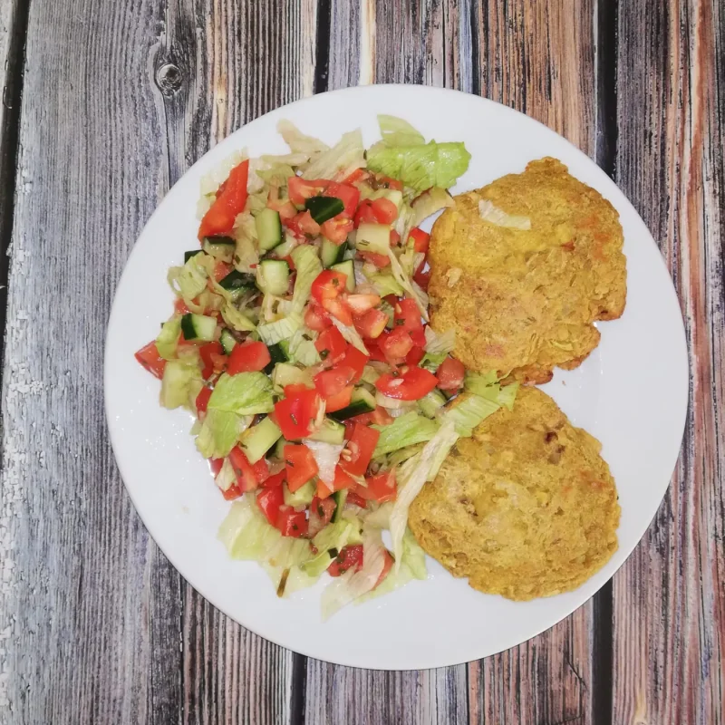 Tofu-aardappel burgers met rauwkost