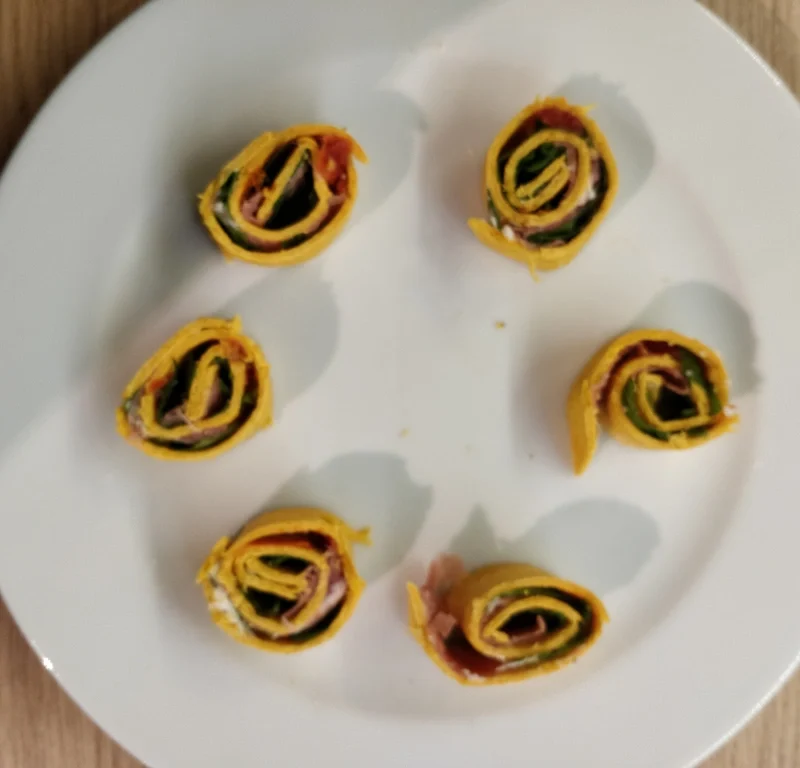 Wraps met parmaham, zongedroogde tomaatjes, rucola en kruidenkaas